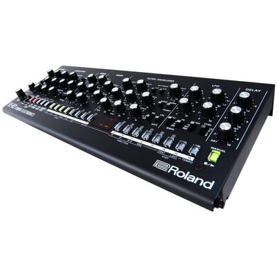 Аналоговый синтезатор Roland SE-02 Изображение