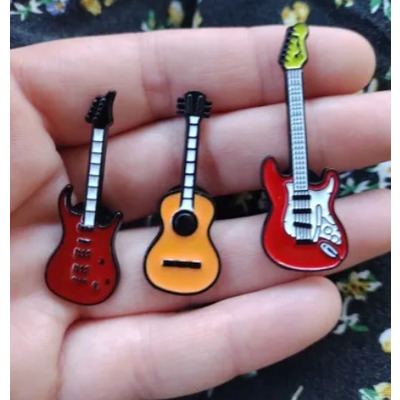 Сувенирная брошь "Класическая гитара" Изображение