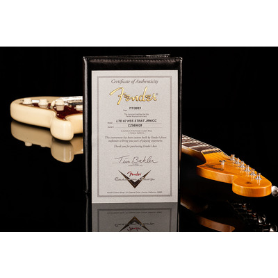 Электрогитара FENDER CUSTOM SHOP LIMITED EDITION '67 STRATOCASTER HSS JOURNEYMAN RELIC AGED VINTAGE WHITE Изображение