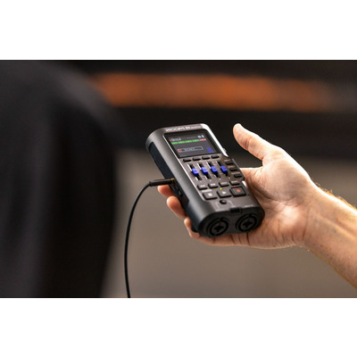 Мультитрековый цифровой рекордер ZOOM R4 Изображение