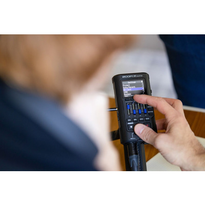 Мультитрековый цифровой рекордер ZOOM R4 Изображение