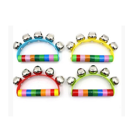 Дзвіночки напівколом на дерев"яній ручці Зображення