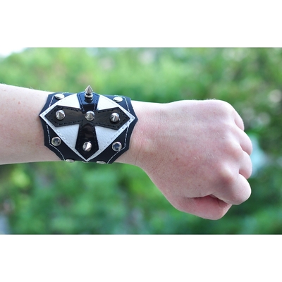 Браслет фигурный Крест на белом фоне, малый шип и хольнитены №330 Изображение