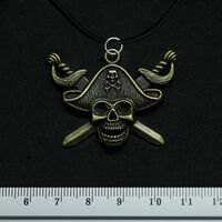 Кулон Череп пирата с саблями Изображение