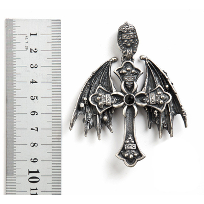 Кулон готический Крест с крыльями и черепами Изображение