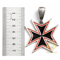 Кулон готичний Мальтійський хрест чорний з червоною смугою Зображення