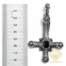 Кулон готический Перевёрнутый крест с черепами и чёрным камнем Изображение