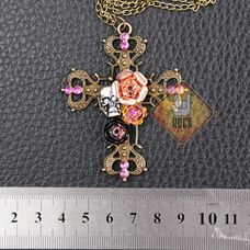 Кулон Крест готический с розами и черепом Изображение