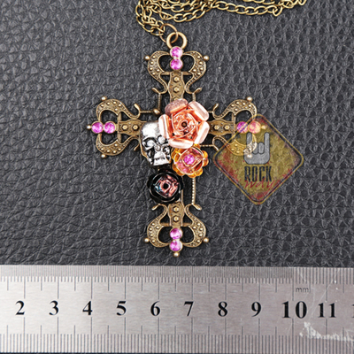 Кулон Крест готический с розами и черепом Изображение