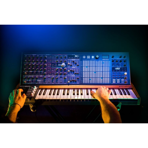 Аналоговий синтезатор Arturia MatrixBrute+Flightcase 6
