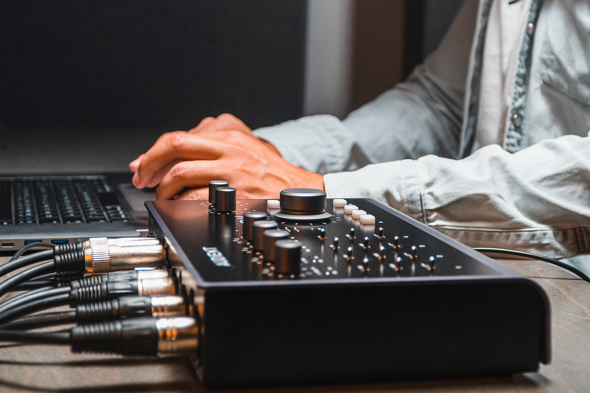 Аудиоинтерфейс AUDIENT iD44 MKII  10