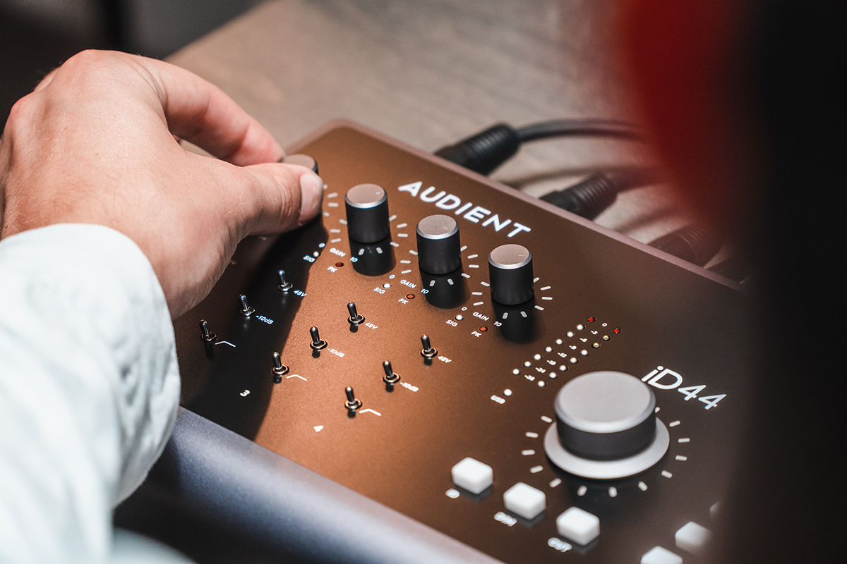 Аудиоинтерфейс AUDIENT iD44 MKII  11