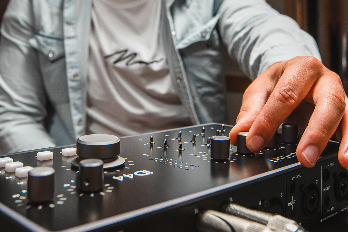Аудиоинтерфейс AUDIENT iD44 MKII  12