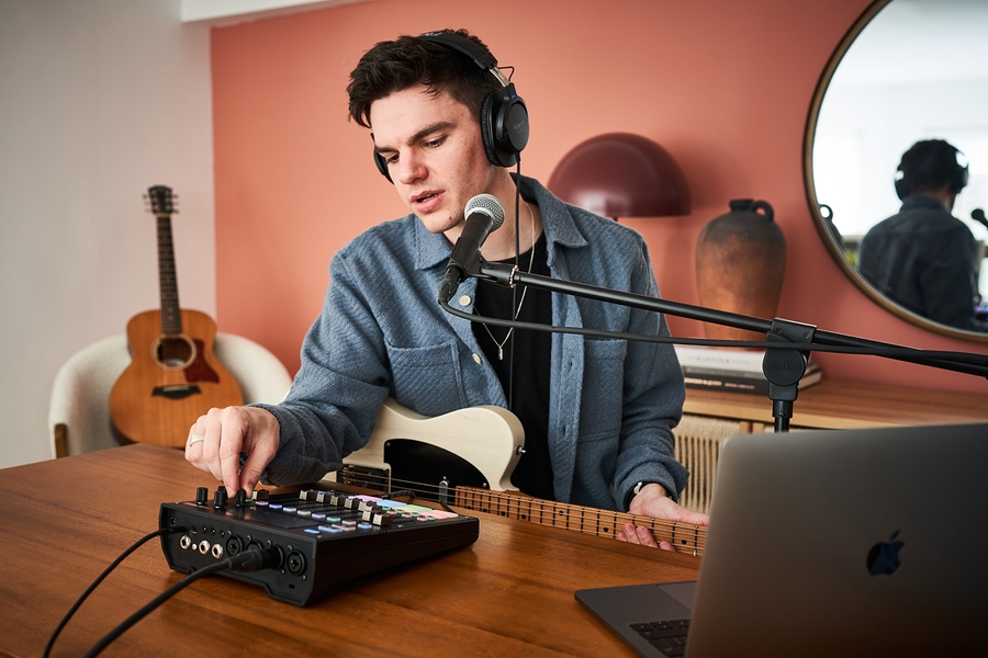 Аудио микшер для стримов Boss GIGCASTER 8 9